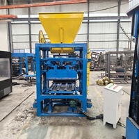 Machine à briques en terre compressée à faible bruit QT4-26, fonctionnement par écran tactile, composant central durable pour la terre, la boue et l'argile brutes
