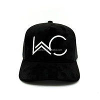 Gorra Trucker Personalizada de Terciopelo con Malla Trasera, Logotipo Bordado, Visera Curva Estructurada y Cierre a Presión