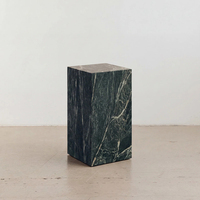 Table d'appoint rectangulaire en marbre Verde Alpi naturel Cammy Stone, design de luxe en colonne prismatique pour salons, chambres et usage extérieur