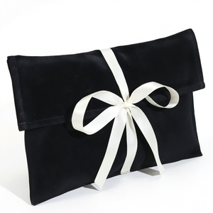 Pochette de luxe en velours noir style enveloppe avec nœud en satin blanc, sac cadeau personnalisé en tissu pour bijoux, cosmétiques et emballages cadeaux - Product Image 1