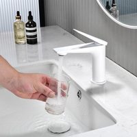 Keran Wastafel Minimalis Putih Matte Kuningan Solid Satu Lubang dengan Tuas Pegangan Silinder dan Cerat Sayap untuk Kamar Mandi, Pemasangan di Atas Meja