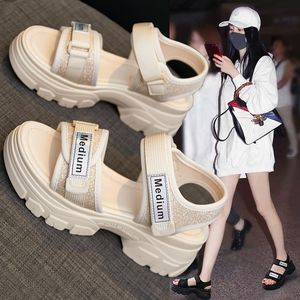 Sandalias de verano elegantes para mujer con suela gruesa, cierre de hebilla <span class=keywords><strong>en</strong></span> <span class=keywords><strong>el</strong></span> dedo, parte superior de PU, suela de goma, de una tira, con plataforma y suela blanda. - Product Image 1