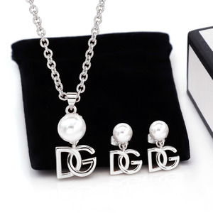Nouvel ensemble de bijoux de créateur en acier inoxydable plaqué or 18 carats pour femmes, avec collier et boucles d'oreilles ornés de zirconiums cubiques luxueux et de la lettre <span class=keywords><strong>MK</strong></span> - Product Image 4