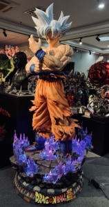 Sculpture réaliste de Super Saiyan <span class=keywords><strong>Goku</strong></span>, taille réelle, finition en résine haute brillance, article emblématique de DBZ pour centre de table de salle de jeux - Product Image 4
