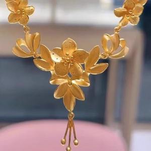 Collar elegante de imitación de oro con tres elementos de brocado y diseño floral de luna para mujer, ideal para bodas y compromisos. - Product Image 4