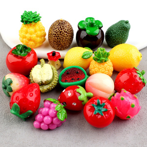 Al por mayor: Dijes de resina 3D de fresa, mini colgantes de resina para llavero, modelos de supermercado en miniatura para casa de muñecas DIY, estilo caricatura - Product Image 1
