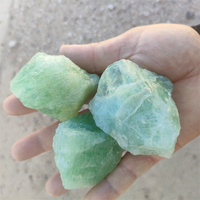 Vente en gros de pierre brute : spécimen minéral de fluorite verte, cristal sculpté avec motif animalier pour la décoration intérieure et la collection
