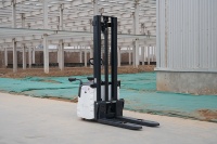 Apilador Eléctrico de Paletas Solreign CDD, 1.5 Toneladas, Elevación de 4m, Batería de Plomo-Ácido de 24V, Desplazador Lateral Hidráulico, Neumáticos Sólidos para Almacén