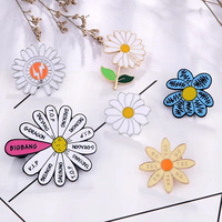 Nouvel arrivage d'épingles de botanique insigne en gros fleur Bellis Perennis dessin animé lettre émail épingle LOGO personnalisé épinglettes vierges marguerite