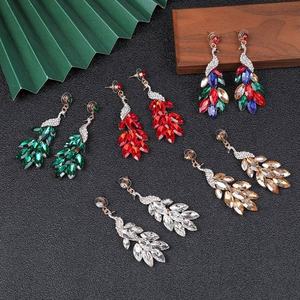 ต่างหูระย้าทรงยาวแบบเปิดลายยูโร-อเมริกัน หรูหรา สีสันสดใส ลายนกยูง สำหรับผู้หญิง - Product Image 2