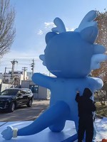 Grande mascotte gonflable de dragon de dessin animé pour l'extérieur avec trophée personnalisé pour les événements de jeu et les cérémonies de remise de prix