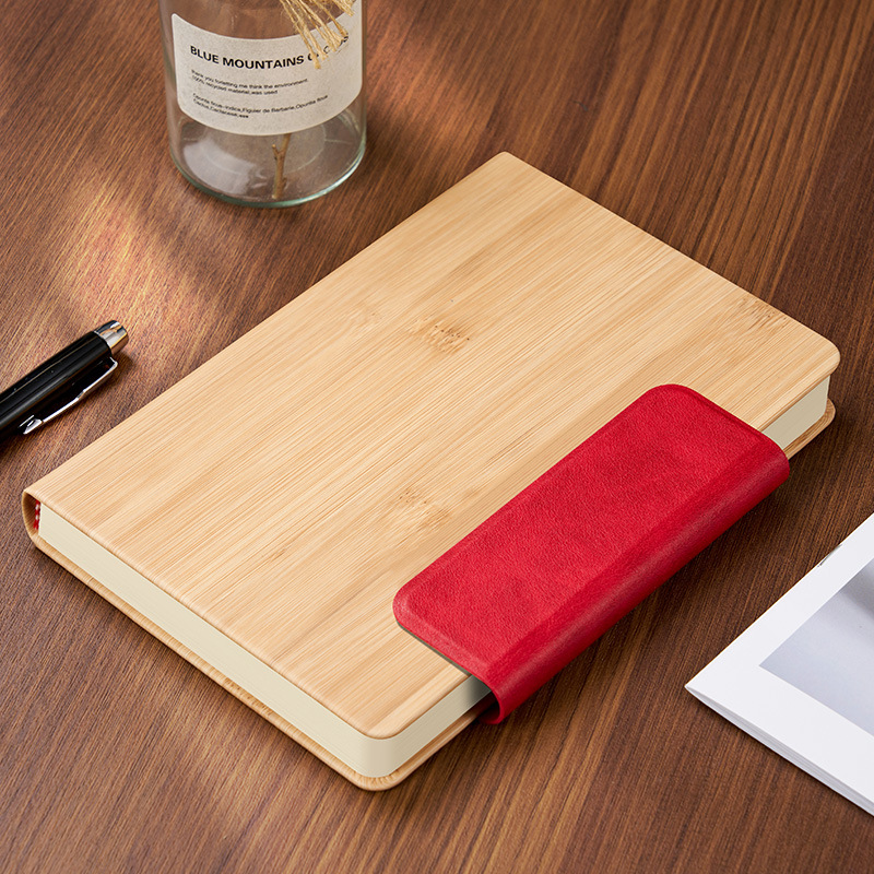 Libro con hebilla magnética de cuero rojo/bambú.