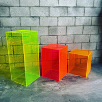 Piedestals et socles hauts en acrylique néon, orange fluorescent, vert, rose, présentoirs en acrylique, supports de présentation, podium en lucite néon