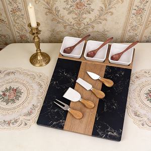 Tabla de Quesos Rectangular Personalizada y Sostenible de Mármol y Madera de Acacia con 3 Tazones de Cerámica - Product Image 6