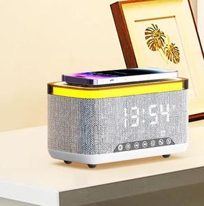 Xách tay 15 Wát không dây sạc nhanh Loa RGB ánh sáng ban đêm kỹ thuật số Đồng hồ báo thức AUX cho máy tính đa chức năng - Product Image 5
