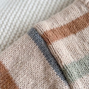<span class=keywords><strong>Set</strong></span> Due Pezzi in Maglia Sostenibile per Neonati, Tonalità Naturali, Maglione a Righe e Pantaloni, Completo in Maglia per Bambini - Product Image 3