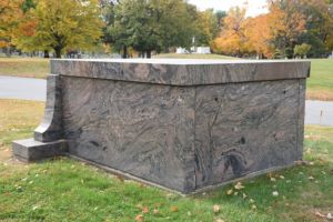 Mausoleo de Granito Americano Tradicional Personalizado con 1 Año de Garantía para Uso en Cementerios - Product Image 4