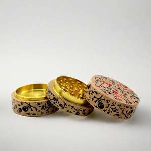 Molino de Hierbas CANNA con Tapa de Madera, Diseño de Dientes de Rayo, Transparente, con Cepillo y Raspador, Molinillo de Especias de Aleación de Zinc de 4 Piezas para Cocina - Product Image 5