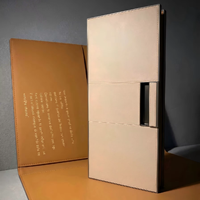 Armoire minimaliste sur mesure avec poignée encastrée, cadre en aluminium recouvert de tissu synthétique PU, porte en cuir pour dressing ou chambre à coucher