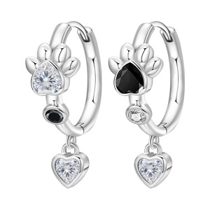 Pendientes/argollas con forma de corazón y estampado de garra en blanco y negro, estilo nuevo, diseño original, nicho, estilo de alta gama, venta al por mayor para mujer - Product Image 1