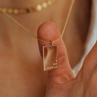 Collier pendentif carré personnalisé en acier inoxydable plaqué or 18 carats, tendance unisexe, avec message et lettre gravée, idéal pour un cadeau
