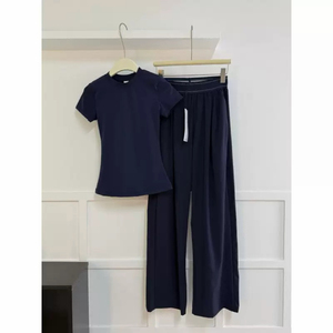 Set Yoga Estivo da Donna di Marca di Lusso Personalizzato AIL, Maniche Corte e Pantaloni a Gamba Larga, Traspirante e Confortevole - Product Image 5