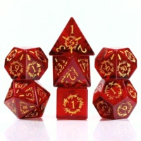 LuxeRoll – Jeu de dés en verre rouge grenade avec motif de dague sculptée, dés polyédriques pour D&D, RPG, Dungeons & Dragons, jeu de table