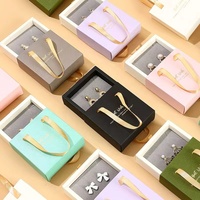 Chine Boîte à bijoux rigide en matériaux recyclés personnalisés en gros Boîtes d'emballage de cadeau de mariage en mousse à poignée pliante Fabricants