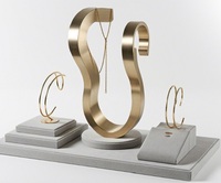 Ensemble de présentoirs à bijoux modernes, durables, de haute qualité et luxueux, en velours gris et métal doré, pour les boutiques de détail, les centres commerciaux et les vitrines.