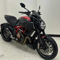 Moto Ducati Diavel 1200 Cruiser d'occasion en excellent état, moteur L-twin de 1200 cm³ refroidi par liquide, boîte manuelle à 6 vitesses, ABS, traction