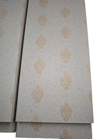 Carreaux de panneau de plafond en PVC résistant à la chaleur 600*600*7mm ignifuges pour l'installation de centre commercial d'hôpital d'hôtel sur la grille de plafond