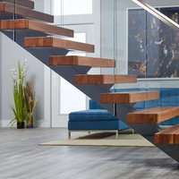 Escalier d'usine intérieur au design moderne avec garde-corps en verre et marches en chêne, escalier droit