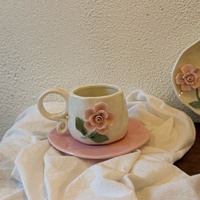 Ensemble de tasses et soucoupes à café en céramique irrégulières, style rétro, fleurs roses 3D faites à la main, tasses et soucoupes à thé crémeuses pour cadeaux et décoration intérieure