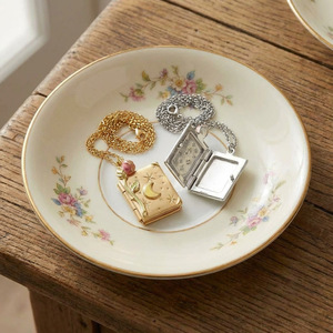 Collana con Medaglione a Forma di Libro Personalizzata per Donne e Ragazze, in Ottone Placcato Oro 18k, Portafoto, Regalo Personalizzato per Donne - Product Image 2