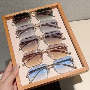 Lunettes de soleil sans monture carrées à bords coupés en cristal, protection UV400 dégradée, légères et tendance pour femmes et hommes - Product Image 5
