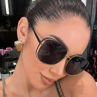 Lunettes de soleil de luxe chic pour femme, design 2026, monture métallique, grandes lunettes tendance, branches ajourées uniques