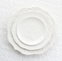 Service de vaisselle en céramique avec motif de muguet en relief européen, assiettes blanches en relief faites à la main pour les événements de mariage