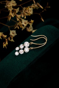 Élégantes boucles d'oreilles clous en or blanc massif 18 carats avec diamant de laboratoire taille poire de 0,96 ct |   Diamant de laboratoire de taille poire certifié IGI - Product Image 3