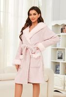Peignoir court en polaire doux et chaud pour femme, à motif léopard, avec capuche et col châle, style spa luxueux et mignon, idéal comme vêtement de nuit.