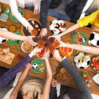 Fournitures de fête d'anniversaire modernes sur le thème du sport de 24 pièces comprenant des assiettes, des serviettes, des tasses, des couverts verts, des bannières de nappe