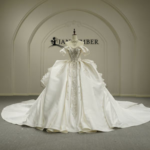 Vestido de Novia Moderno y Glamuroso GT26021, Estilo Princesa, Satinado, Escote Corazón, con Apliques Florales de Cristal y Cola de Capilla - Product Image 1