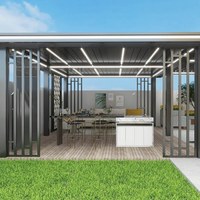 Pergola à lames orientables avec rideaux transparents et table brasero pour terrasse en bois dans la cour au crépuscule