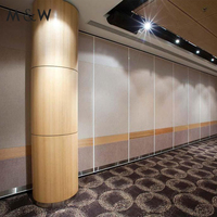 M & W Hotel Hall Conception de grain de bois Mur mobile coulissant et utilisable Salle de banquet insonorisée Cloisons de séparation mobiles avec porte de passage