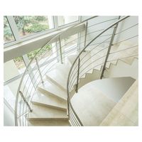 Escalier intérieur courbé Prima avec marches en bois et garde-corps en verre, escalier sur mesure pour villas modernes