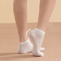 Lot de 10 chaussettes courtes jetables respirantes en tricot pour femme, blanches, antidérapantes, séchage rapide, écologiques, antibactériennes, usage quotidien