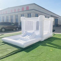 Château gonflable commercial en PVC blanc avec toboggan et piscine à balles 4x2,5m, capacité 300kg, 6 personnes, certifié CE, garantie 3 ans, anti-UV