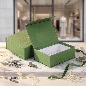 Scatola Regalo Natalizia Personalizzata Verde Salvia con Lamina Dorata, Confezione di Lusso in Cartone Rigido per Boutique - Product Image 2