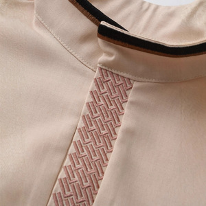 Abito Lungo da Uomo Ricamato Kaftan Thobe Casual con Collo a V e Maniche a Pipistrello, Abbigliamento Islamico da Uomo alla Moda per <span class=keywords><strong>la</strong></span> Giornata Nazionale - Product Image 5