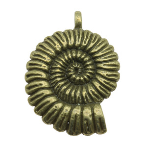 Pendentif en alliage de zinc bronze antique, forme coquille d'ammonite côtelée, 36x27mm, pour bouquet de mariage à la plage - Product Image 3