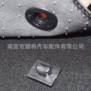 4x Clips universales para alfombrillas de coche con pasadores, sujetadores antideslizantes de plástico negro para fijación interior de automóviles - Product Image 4